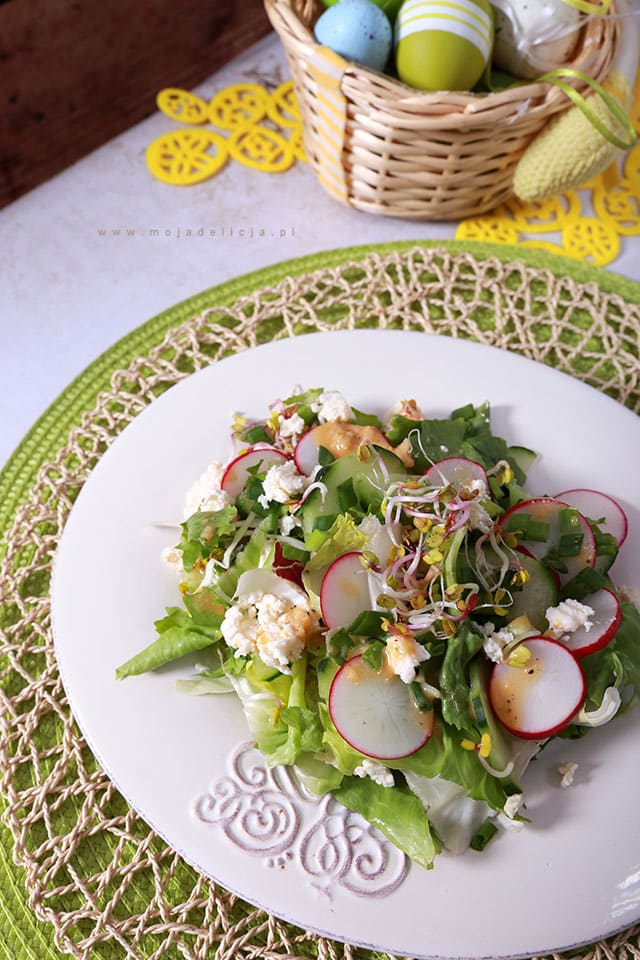 wiosenna-salatka-z-kielkami,-ogorkiem,-rzodkiewka-i-salatami,-wielkanoc,-easter,-spring-saladB