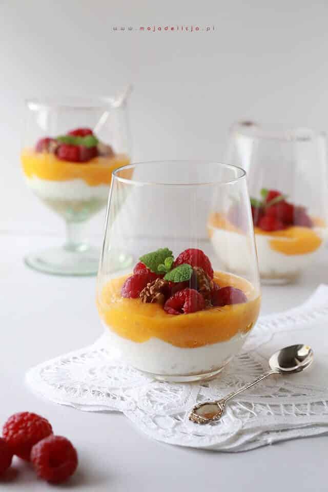 zdrowy-deser-z-mango-jogurtu-naturalnego-malin-i-orzechow-z-chrupiaca-kruszonka12
