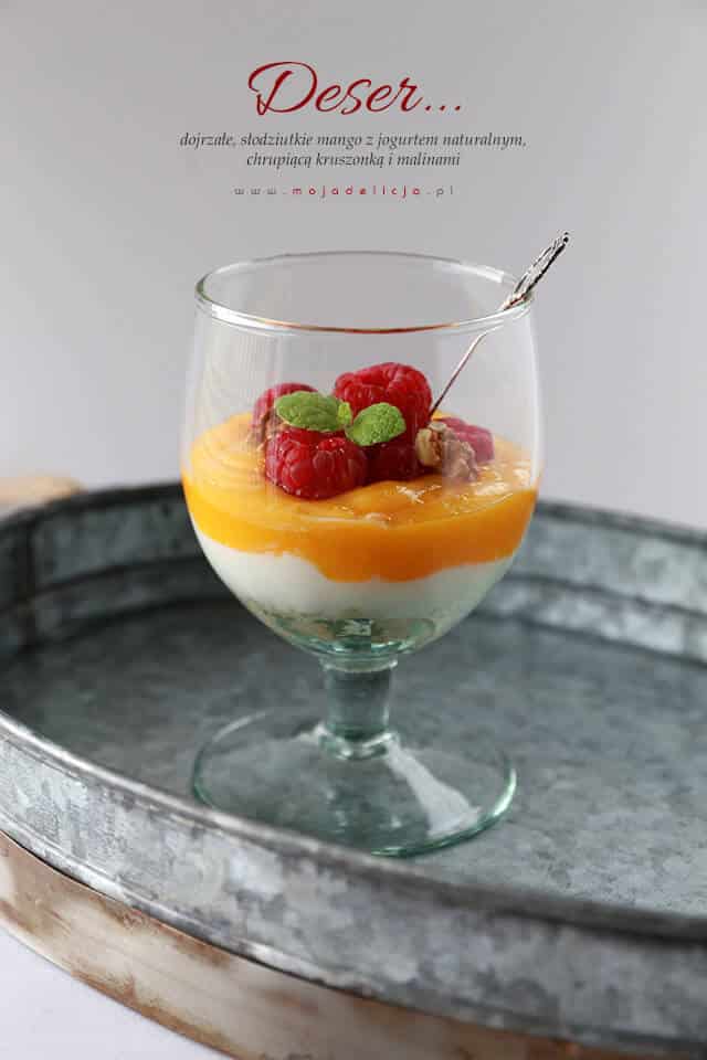 zdrowy-deser-z-mango-jogurtu-naturalnego-malin-i-orzechow-z-chrupiaca-kruszonka5