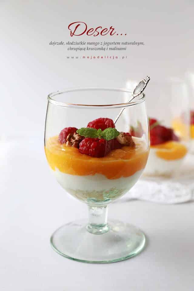zdrowy-deser-z-mango-jogurtu-naturalnego-malin-i-orzechow-z-chrupiaca-kruszonka9