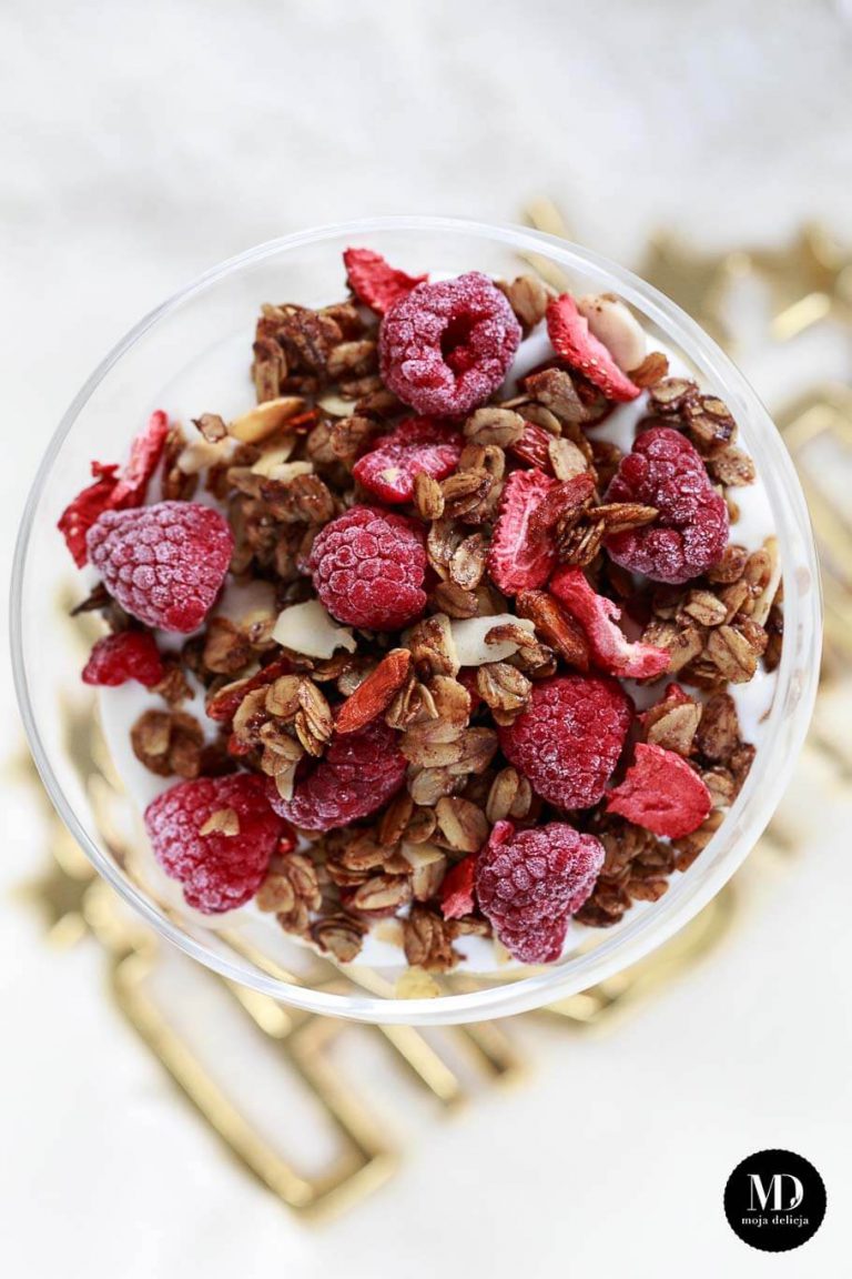 Szybka granola z cynamonem i jogurtem, czyli szybki i zdrowy deser na śniadanie