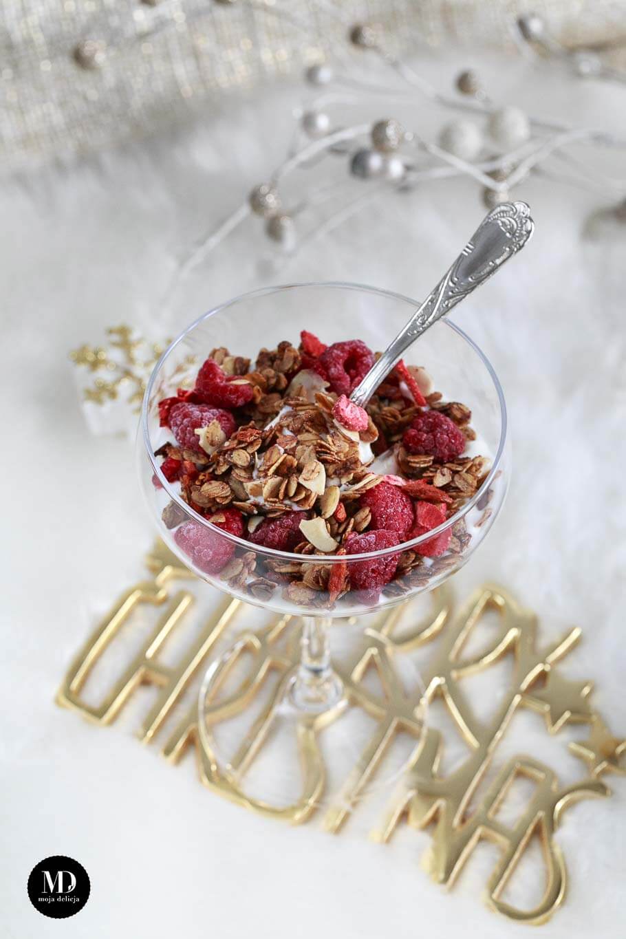 Szybka granola z cynamonem i jogurtem, czyli szybki i zdrowy deser na śniadanie
