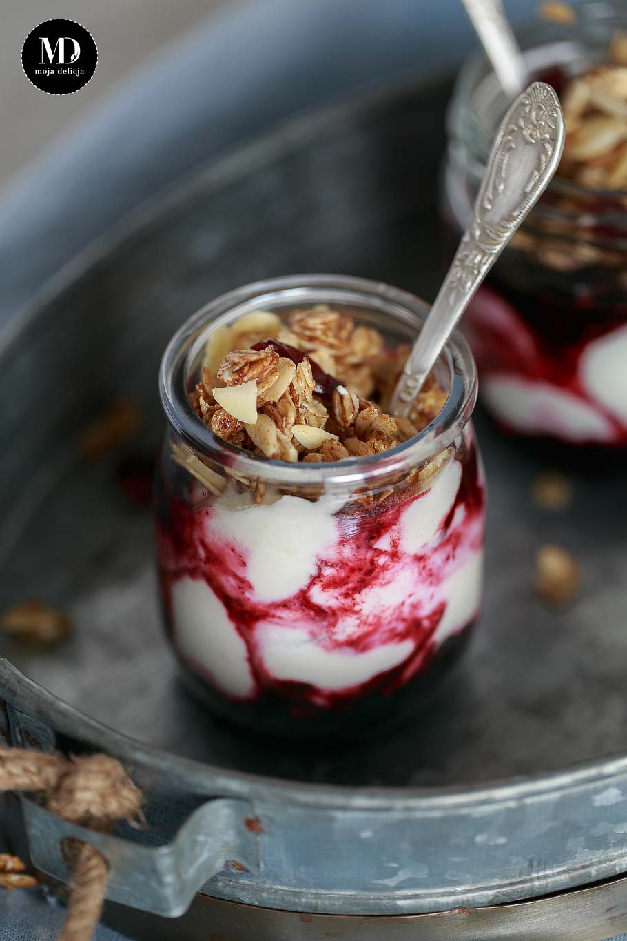 Zdrowy deser z jogurtem, mrożonymi jagodami i granolą