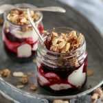 Zdrowy deser z jogurtem, mrożonymi jagodami i granolą