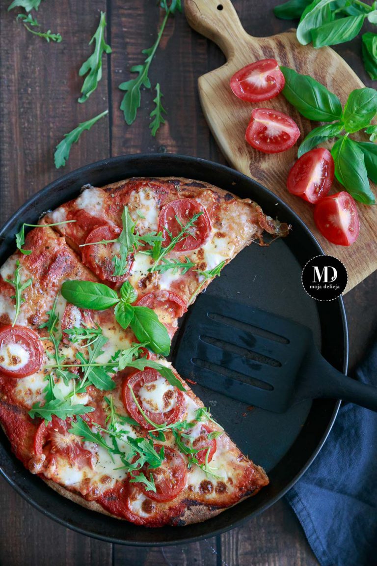Zdrowa pizza orkiszowa z mozzarellą