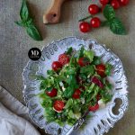 Sałatka z mozzarellą, pomidorkami i ziołami