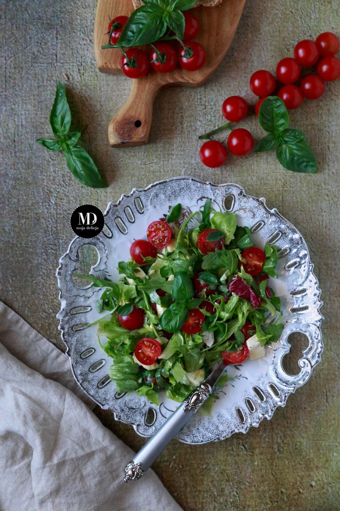 Sałatka z mozzarellą, pomidorkami i ziołami