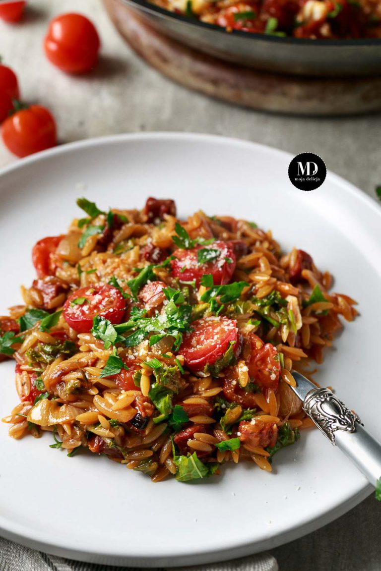 Orzo risotto z chorizo, jarmużem i pieczonymi pomidorami