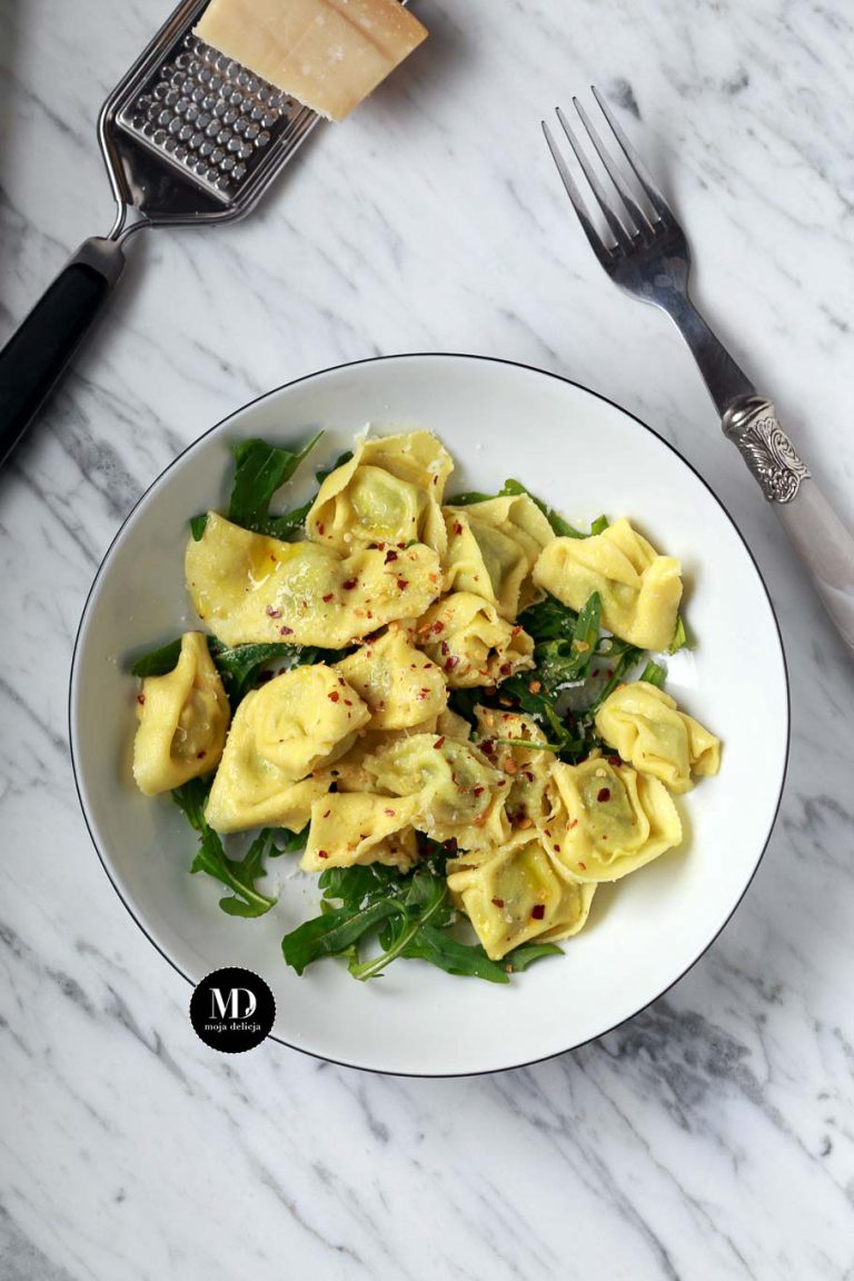 Tortellini z ricottą i szpinakiem na rukoli z oliwą i parmezanem