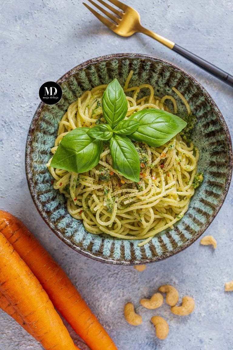 Makaron spaghetti z pesto z natki marchewki